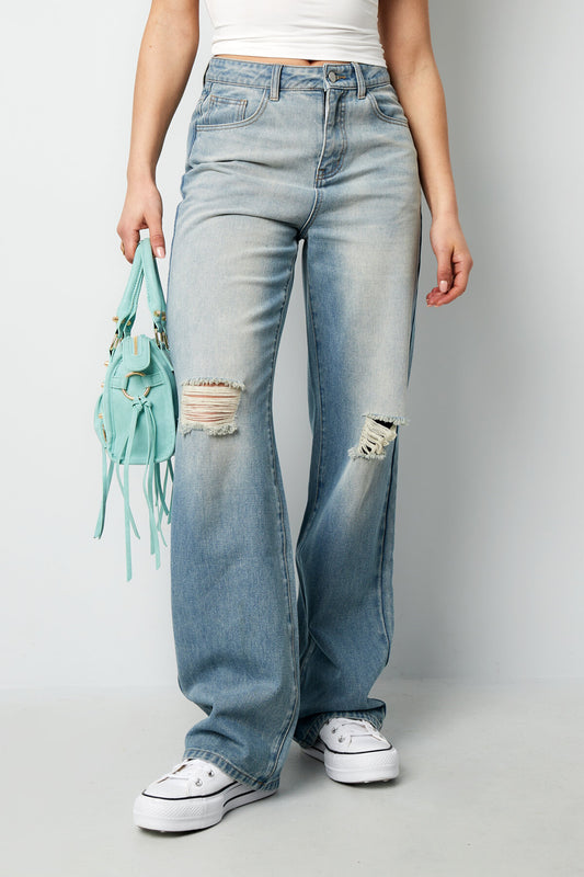 Straight Leg Jeans met Ripped Details