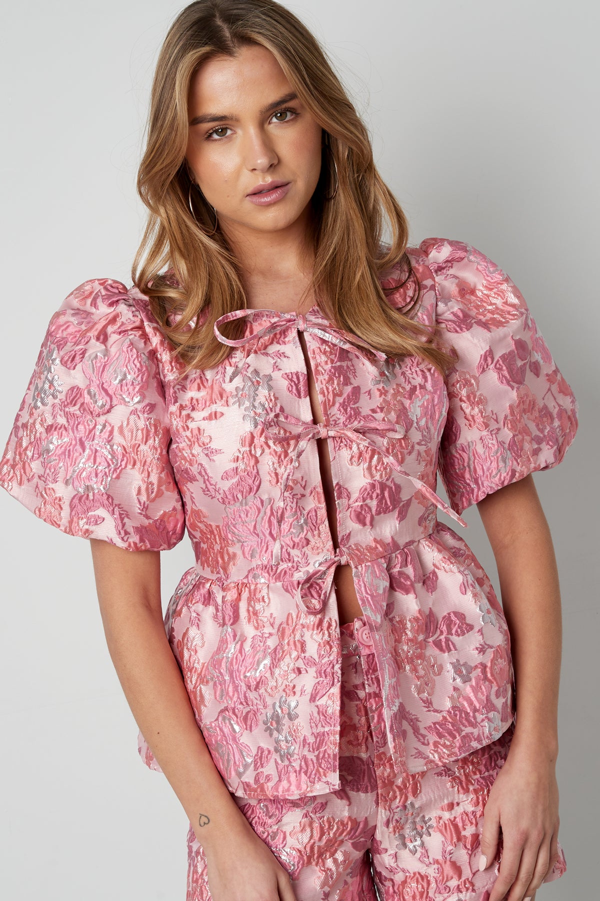 Top met Bloemenprint en Strikdetail